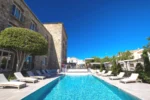 Piscine avec des chaises longues dans l'Hôtel L'Abbaye à Calvi