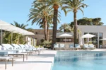 Piscine avec des chaises longues et des palmiers Sezz Saint-Tropez Hôtel 5 étoiles