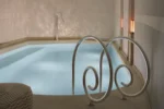 Piscine avec deux rails métalliques à côté dans Hotel Hana 5 étoiles à Paris