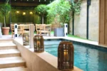 Piscine avec trois poubelles à côté dans l'établissement de luxe Le Boutique Hotel & Spa à Bordeaux