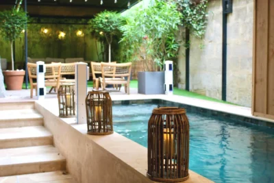Piscine avec trois poubelles à côté dans l'établissement de luxe Le Boutique Hotel & Spa à Bordeaux