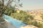Piscine avec vue sur la ville dans l'Hôtel du Couvent a Luxury Collection Hotel Nice