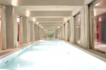 Piscine dans le couloir La Réserve Paris Hotel & Spa