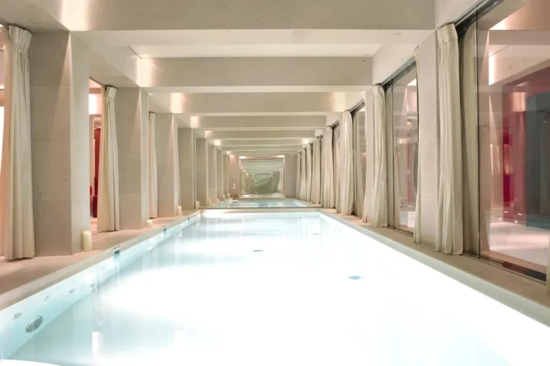 Piscine dans le couloir La Réserve Paris Hotel & Spa