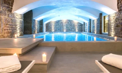 Piscine dans un bâtiment doté d'un plafond bleu dans Boscolo Lyon Hotel & Spa à Lyon