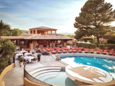 Piscine dans un complexe hôtelier avec des tables et des chaises Hotel Byblos Saint-Tropez