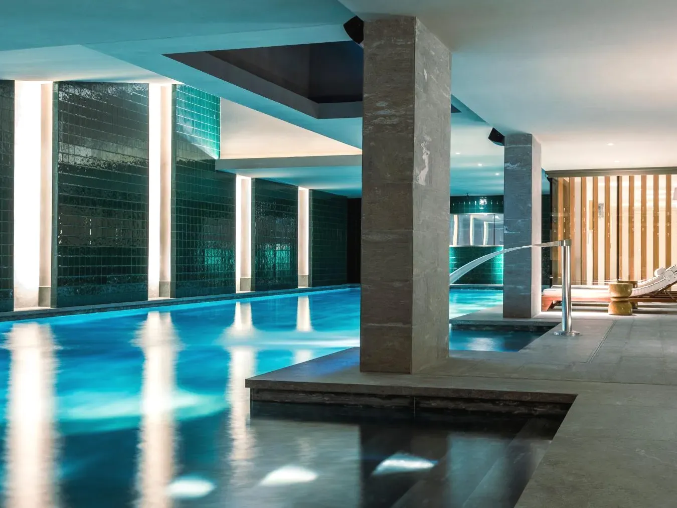 Piscine dans un spa avec de l'eau bleue dans La Fondation à Paris
