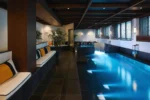 Piscine dans un spa avec des canapés dans Le Roch Hotel & Spa à Paris
