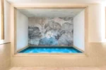 Piscine dans une pièce ornée d'une peinture murale Grand Powers Hotel à Paris