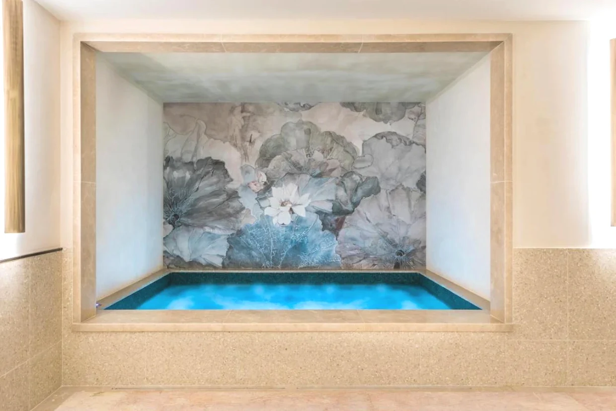 Piscine dans une pièce ornée d'une peinture murale Grand Powers Hotel à Paris