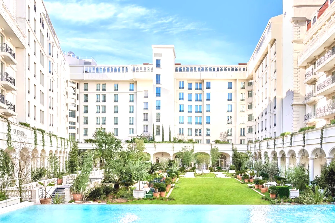 Piscine de luxe de Carlton Cannes a Regent Hotel