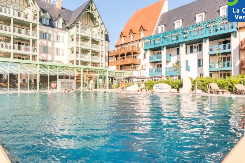 Piscine de luxe Résidence Pierre & Vacances Premium Presqu'Ile de la Touques à Deauville
