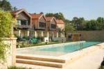 Piscine devant une maison dans Hostellerie De Levernois
