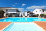 Piscine devant une villa HR Hôtel-Restaurant & Spa Marin à La Flotte