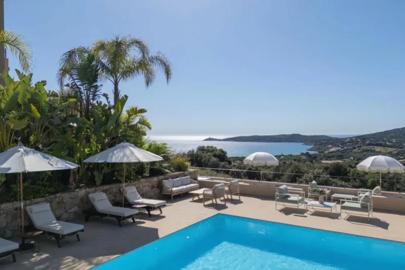 Piscine et offre une vue sur l'océan Résidence Omigna à Cargèse