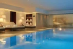 Piscine intérieure dans Majestic Apartments Champs Elysées à Paris