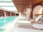 Piscine intérieure d'hôtel 5 étoiles avec chaises longues Hôtel D'Aubusson à Paris