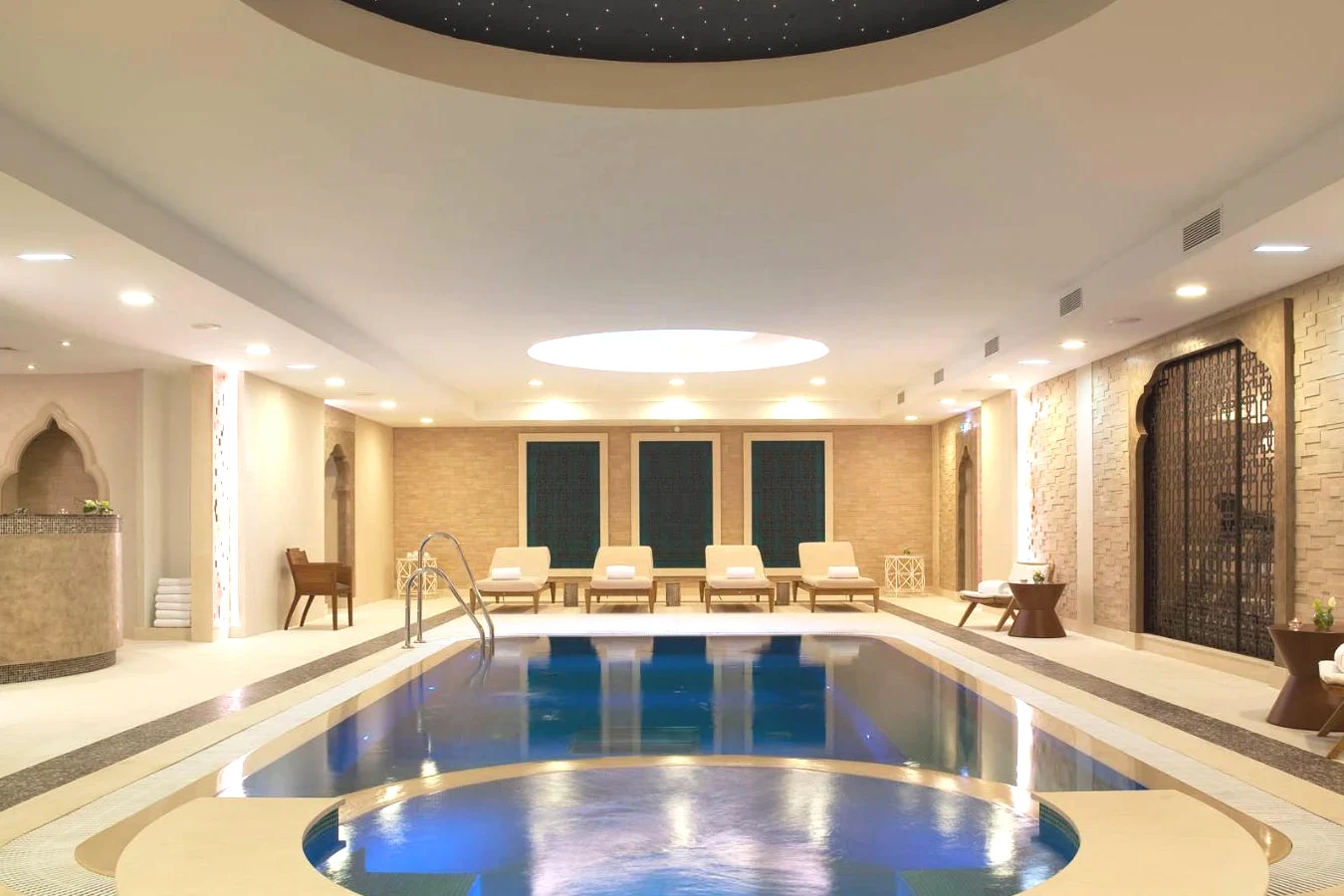 Piscine spa au milieu du hall Auberge du Jeu de Paume à Chantilly
