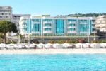 Plage avec parasols davant JW Marriott Cannes hôtel 5 étoiles