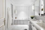 Salle de bains blanche est pourvue d'un lavabo et d'une baignoire Maison Villeroy à Paris