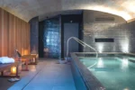 Salle de spa avec une grande piscine dans un bâtiment dans Villas Foch Boutique Hotel & Spa Bordeaux