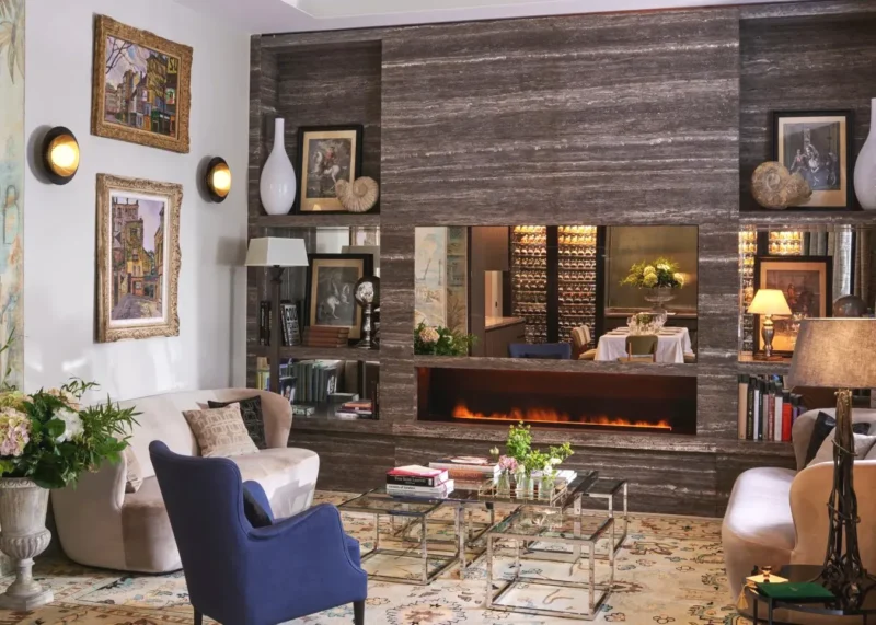 Salon avec cheminée et mobilier Maison Boissière BARNES Residences à Paris