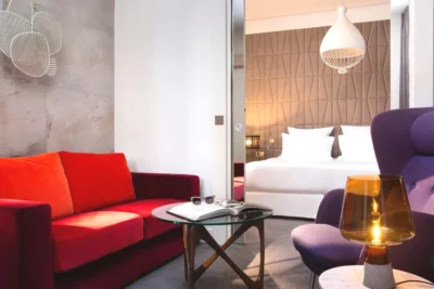 Salon avec un canapé et un lit Hotel Dupond-Smith à Paris