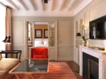 Salon avec un canapé et une cheminée MARQUIS Faubourg Saint-Honoré à Paris