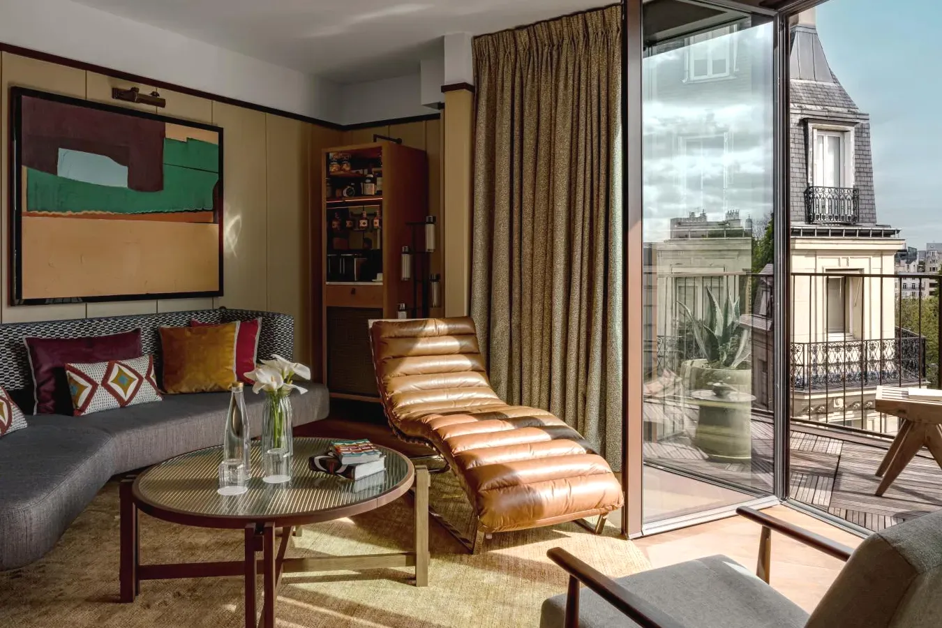 Salon avec un canapé et une table dans Norman Paris Hôtel & Spa