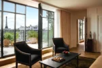 Salon avec vue sur la Tour Eiffel Hôtel Balzac Paris & Spa Ikoï Paris