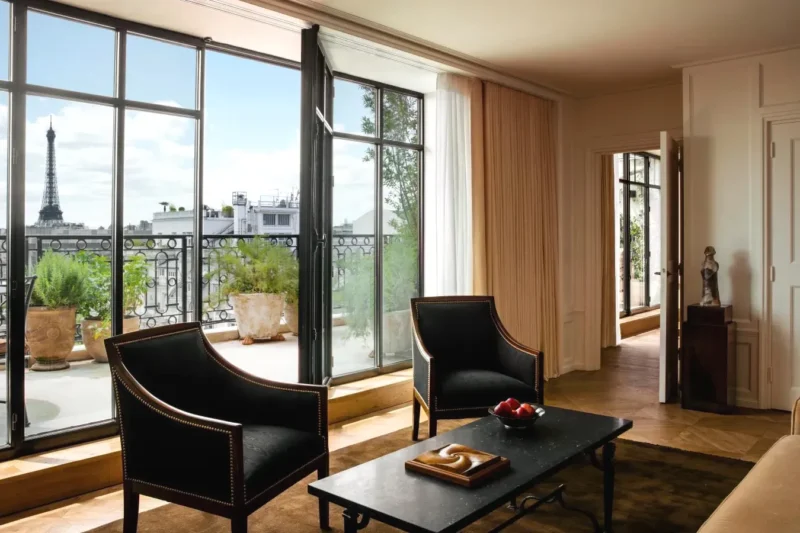 Salon avec vue sur la Tour Eiffel Hôtel Balzac Paris & Spa Ikoï Paris