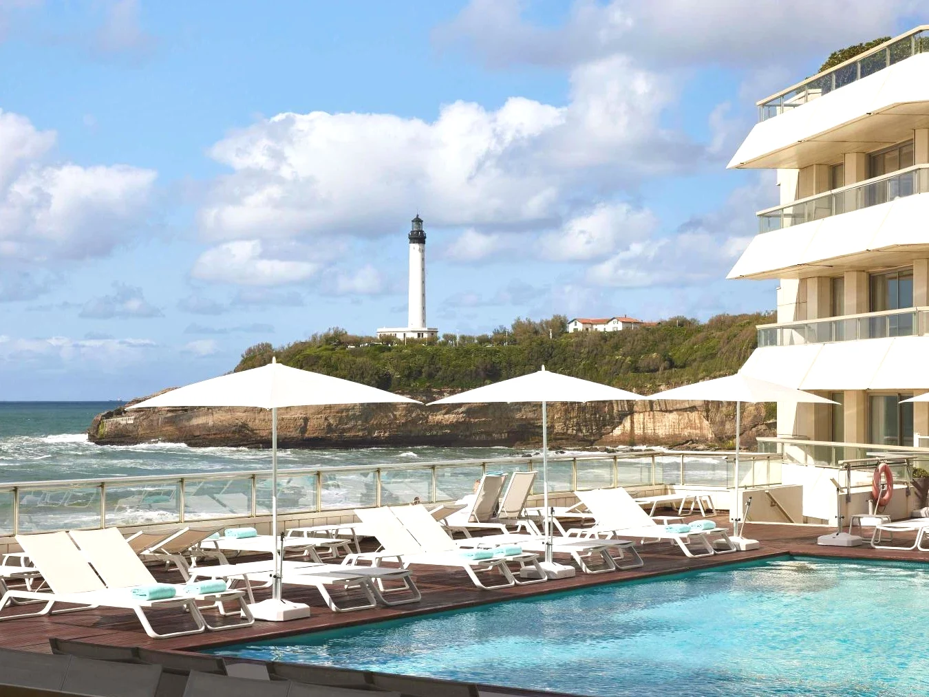 Sofitel Biarritz Le Miramar Thalassa avec une piscine donnant sur la mer Sofitel Biarritz Le Miramar Thalassa avec une piscine donnant sur la mer