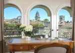 Table avec un vase de fleurs sur un balcon Hotel d'Europe à Avignon