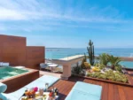 Terrasse avec jacuzzi et vue sur la mer Mondrian Cannes