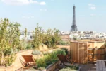 Terrasse avec jardin et jacuzzi donnant sur la Tour Eiffel Brach Paris Evok Collection