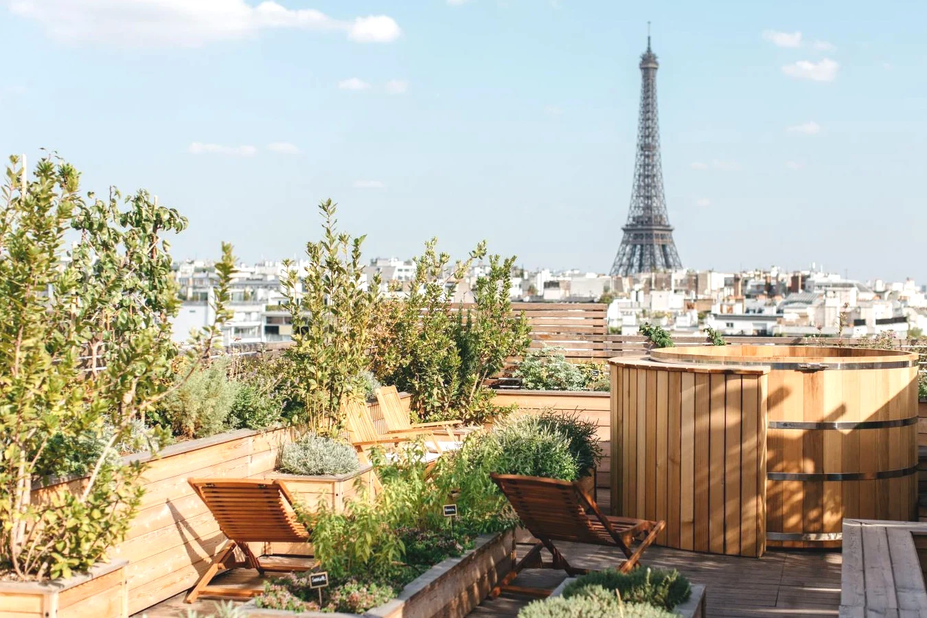 Terrasse avec jardin et jacuzzi donnant sur la Tour Eiffel Brach Paris Evok Collection