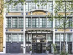 Une façade d'un bâtiment avec un magasin Boutet Bastille Hotel Paris MGallery Collection
