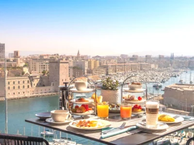 Une table romantique avec des mets délicieux donnant sur le fleuve au Sofitel Marseille Vieux-Port