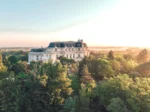 Vieille maison sur une colline dans les arbres InterContinental Hotels Chantilly Chateau Mont Royal by IHG