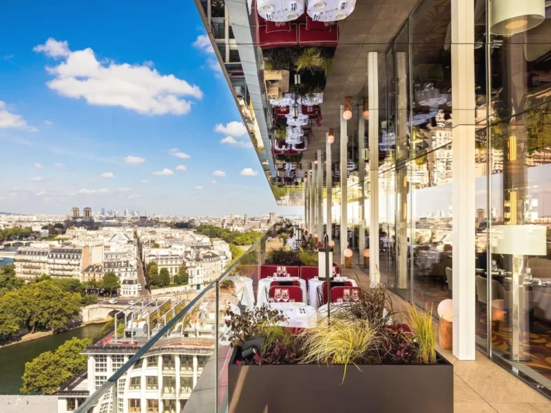 Vue de la ville depuis le balcon dans SO Paris Hotel